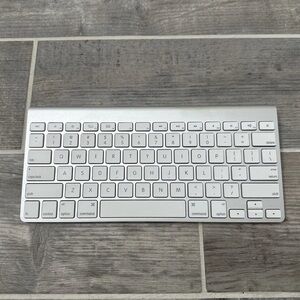 Apple Wireless Keyboard - Silver and White